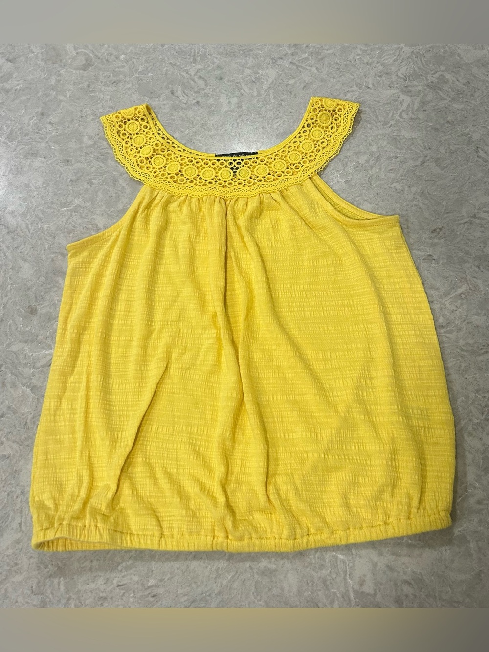EUC Cable & Gauge Women’s Yellow Crochet Yoke Sleeveless Top size XS